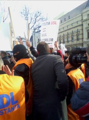 Miting anti-USL, organizat de PDL în Capitală. Constănţenii prezenţi au afişat pancarte cu mesaje critice la adresa primarului Mazăre